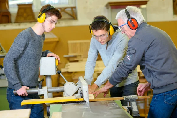 Estudiantes en lección de carpintería —  Fotos de Stock
