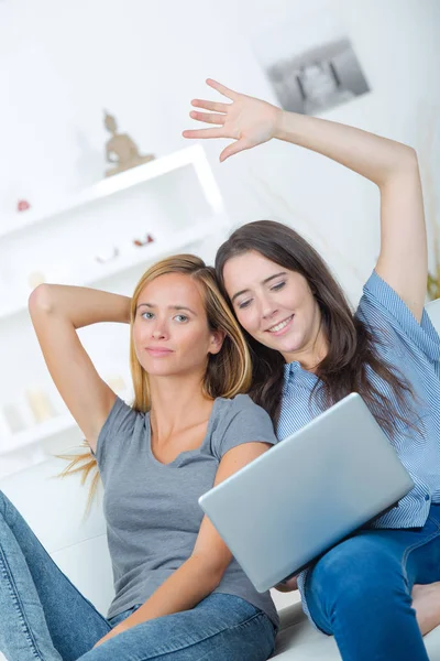 Vänner och laptop och vän — Stockfoto