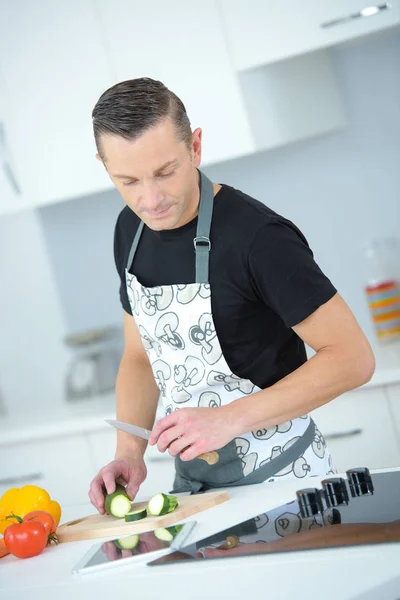 Schöner moderner Mann kocht zu Hause — Stockfoto