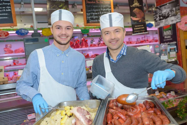 Portret van mannen eten serveren — Stockfoto