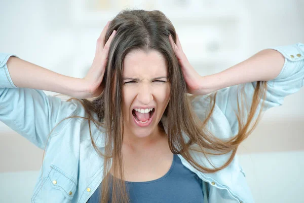Jovem mulher com controle de raiva — Fotografia de Stock
