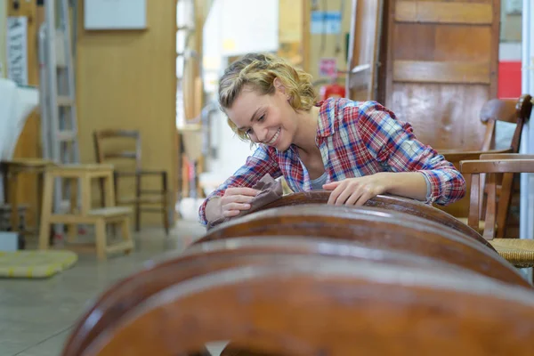 Mujer joven está haciendo un mobiliario —  Fotos de Stock