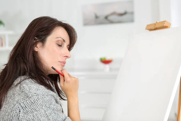 Mulher pronta para pintar — Fotografia de Stock