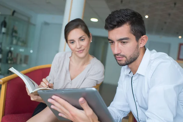 Mann und Frau schauen auf Tablet-Bildschirm — Stockfoto