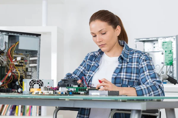 Vrouwelijke technicus die werkt met transistor — Stockfoto