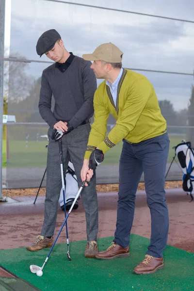 Instrutor de golfe masculino que ensina jogador de golfe — Fotografia de Stock
