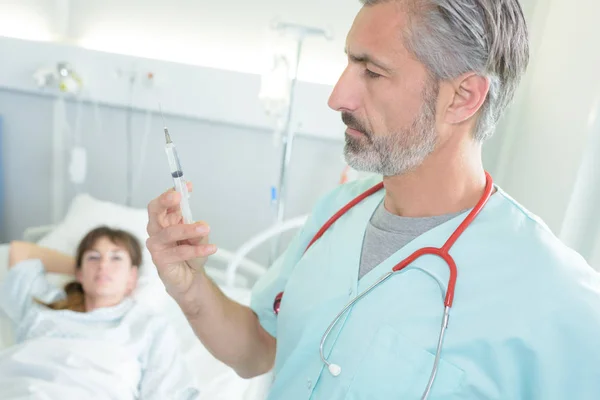Läkaren injicerar Patient med spruta för att samla blod — Stockfoto