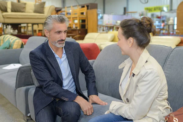 Paar mittleren Alters kauft Sofa im Möbelhaus — Stockfoto