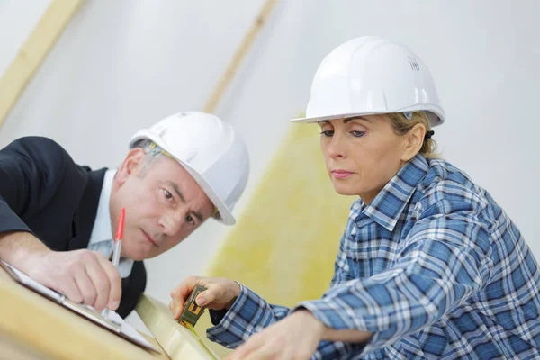 Designer de construção escrever as instruções — Fotografia de Stock