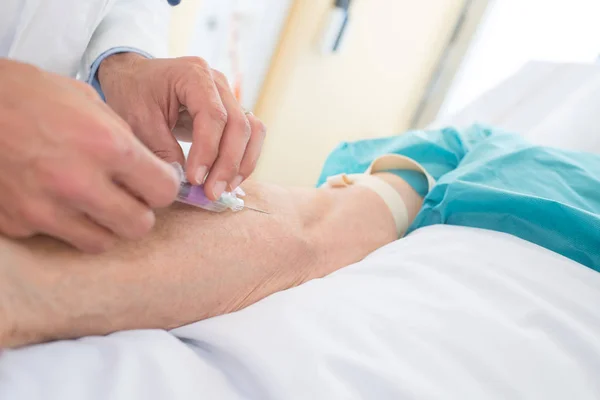 Arzt spritzt sich eine Spritze in den Arm — Stockfoto