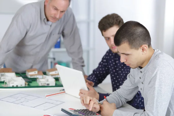 Porfessor e studenti durante la lezione — Foto Stock