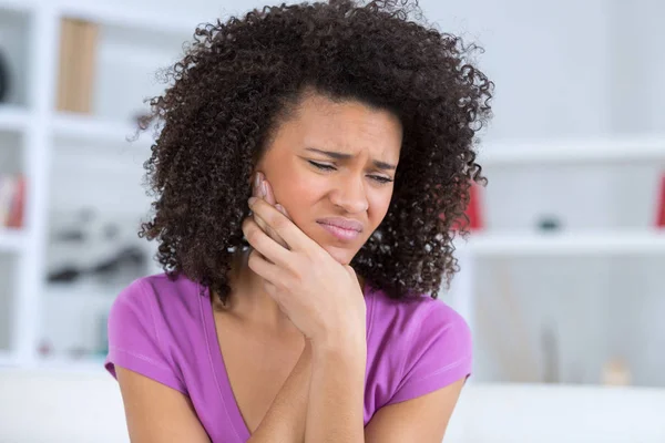 Dość african american kobieta młody ma ból zęba — Zdjęcie stockowe