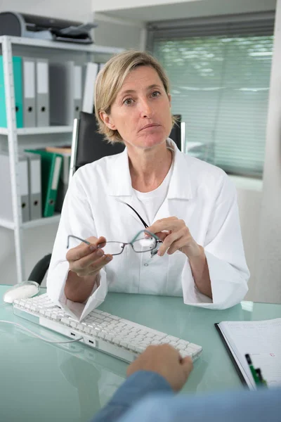 Medico e medico femminile — Foto Stock