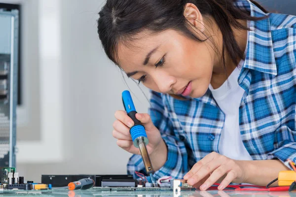 Vrouwelijke elektronica technicus en elektronica — Stockfoto