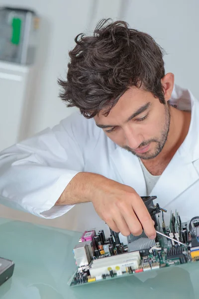 Vervaardiging van computer circuits — Stockfoto