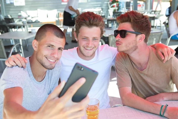 Tři přátelé selfie a tváře — Stock fotografie