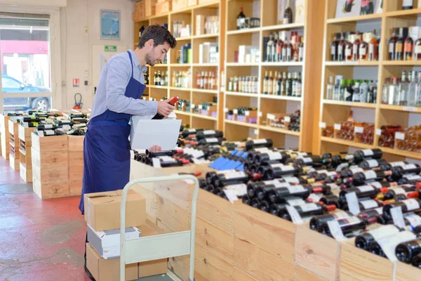 Obchodník s vínem rozbalení láhve — Stock fotografie