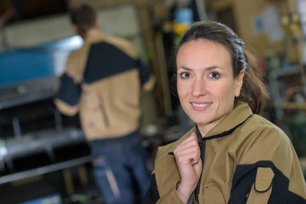 Felice dipendente di fabbrica in posa in officina — Foto Stock