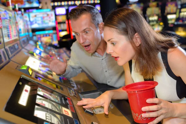 Пара шок с удачей в казино — стоковое фото