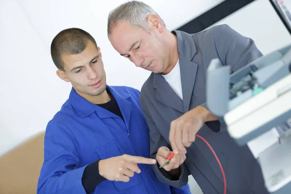 Leerling in een fabriek — Stockfoto