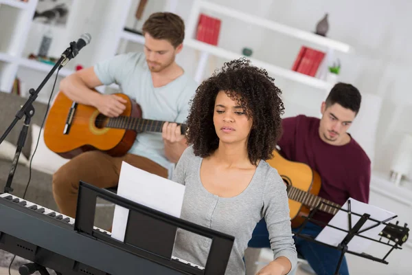 Banda de música multirracial se apresentando em um estúdio de gravação — Fotografia de Stock