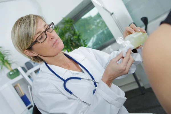 Dokter mensterilkan tangan sebelum vaksinasi — Stok Foto