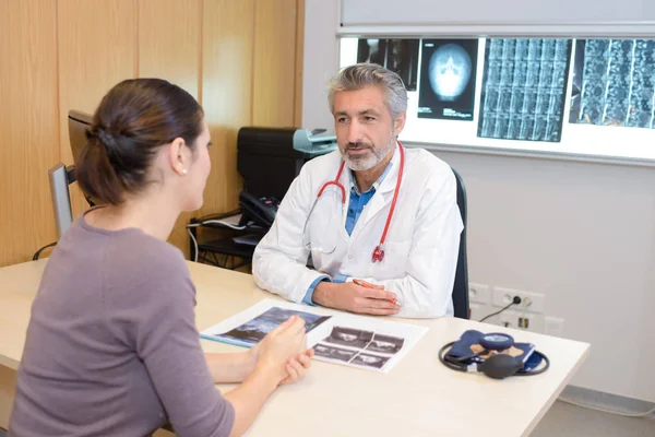 Doctor hablando con paciente femenino — Foto de Stock