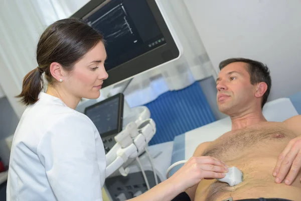 Männliche Patientin mit Ultraschall — Stockfoto