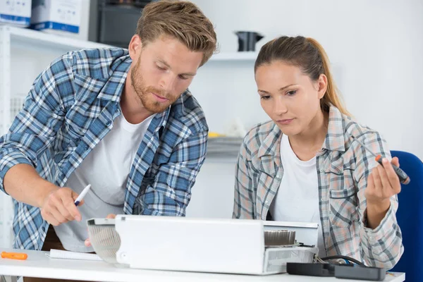 Ayudar a un colega con un problema difícil — Foto de Stock