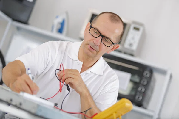 Técnico masculino o ingeniero reparaciones de equipos electrónicos — Foto de Stock