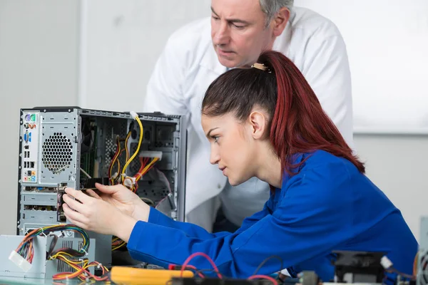 Mechanikerin repariert Laptop — Stockfoto