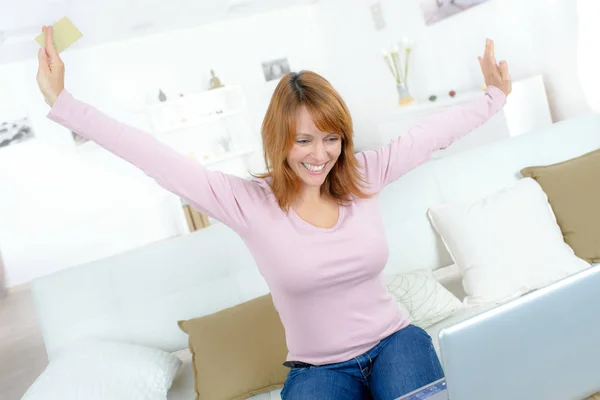 ノート パソコンをソファーに幸せな興奮した女性 — ストック写真