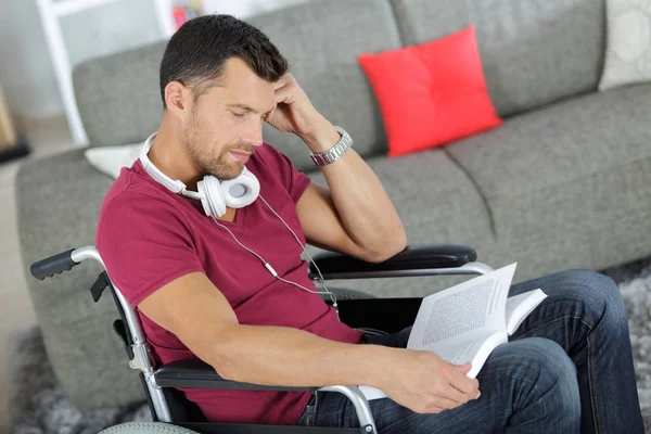 Handikappade mannen en bok inomhus — Stockfoto