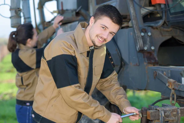 Agrarische mechanica trekkers conditie controleren voorafgaand aan oogsten — Stockfoto