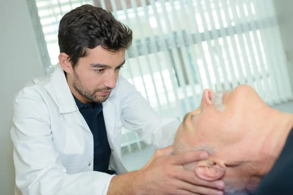 Posizionamento specialistico della testa del paziente — Foto Stock