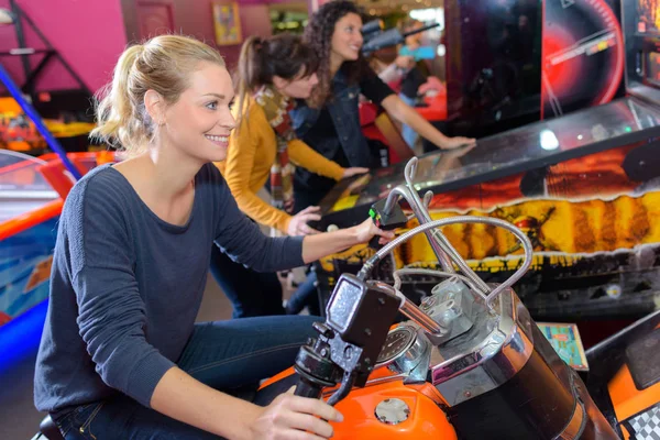 Donna su moto gioco arcade — Foto Stock