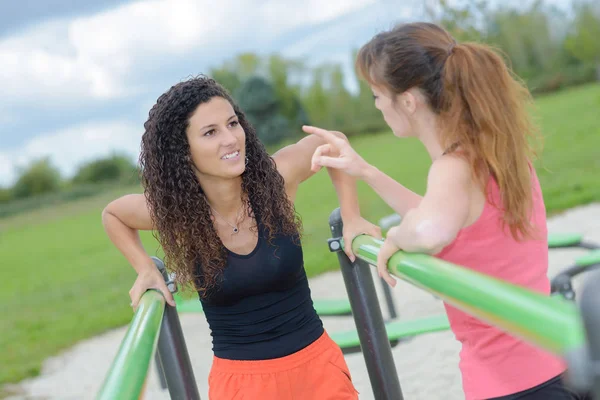 Mulheres conversando enquanto pratica esporte — Fotografia de Stock