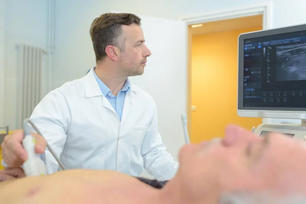 Médico haciendo un ultrasonido — Foto de Stock