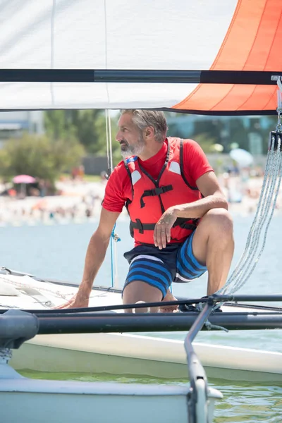 Entrenamiento profesional de hombre de agua en el lago con catamarán — Foto de Stock