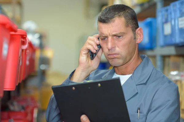 Mannen på telefon söker frustrerad — Stockfoto