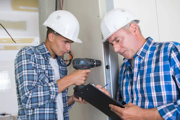 Stagiaire électricien apprenant son métier — Photo