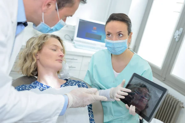 Dentista com raio-x no computador tablet pc e paciente menina — Fotografia de Stock