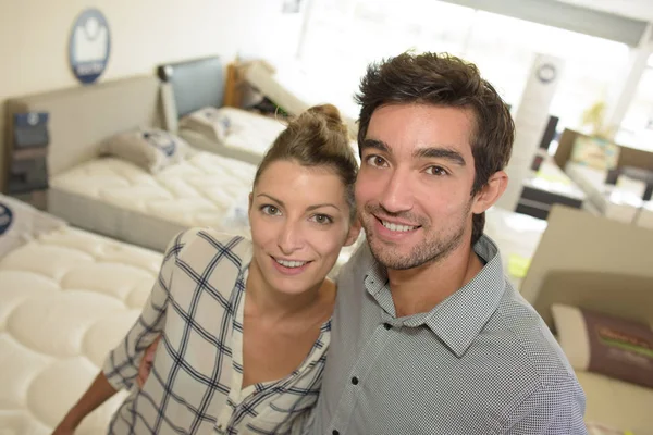 Retrato de pareja en la tienda de cama — Foto de Stock