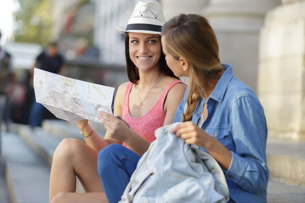 Young beautiful woman travelers exploring the city — Stock Photo, Image
