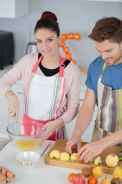 Casal jovem cozinhar juntos — Fotografia de Stock
