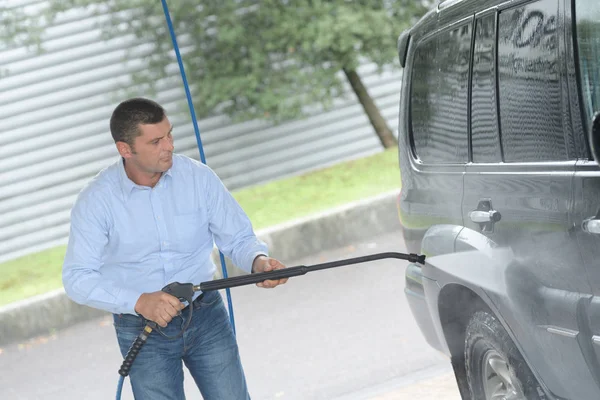 Мужчина чистит автомобиль — стоковое фото