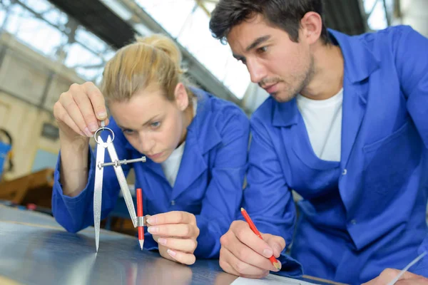 Trabajadores en taller de carpintería — Foto de Stock