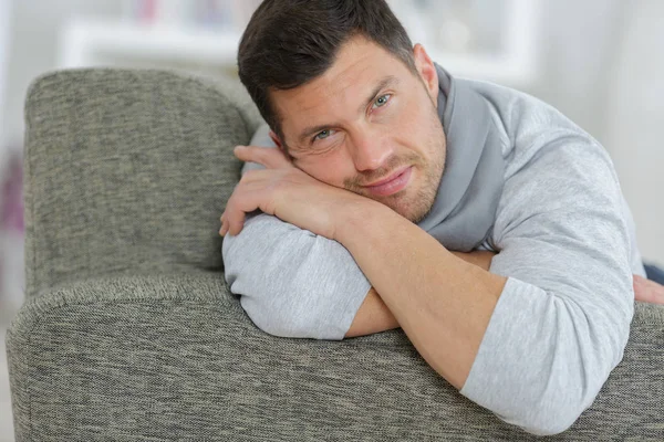 Mann auf dem Sofa — Stockfoto