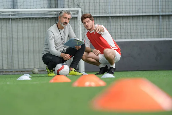 Treinador de futebol tendo uma conversa com o jogador — Fotografia de Stock