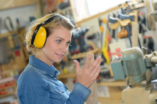 Industriële werkneemster dragen oorkappen — Stockfoto